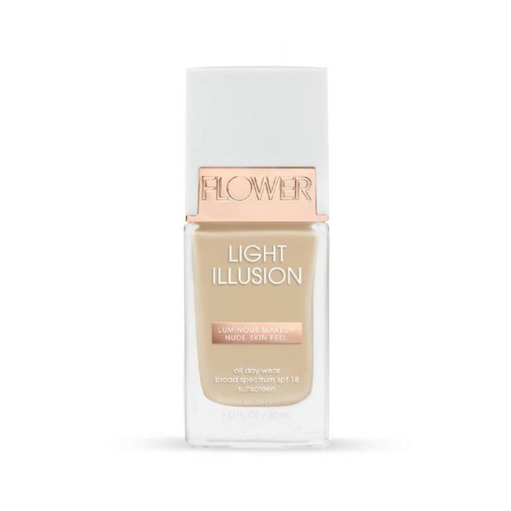 La base líquida Light Illusion de FLOWER Beauty disminuye visiblemente la decoloración y equilibra el tono desigual de la piel para una cobertura de aspecto natural. Bases de farmacia