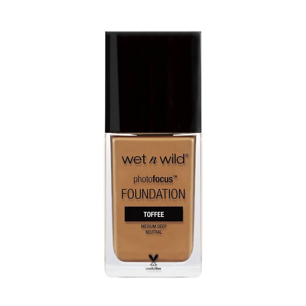 Tu piel, solo que mejor. La base líquida PhotoFocus Liquid Foundation de Wet n Wild, de alto rendimiento y perfeccionadora de la piel, se sometió a importantes pruebas en carretera en siete condiciones diferentes de iluminación fotográfica para ofrecer un maquillaje impecable listo para la cámara en todo momento. Bases de farmacia