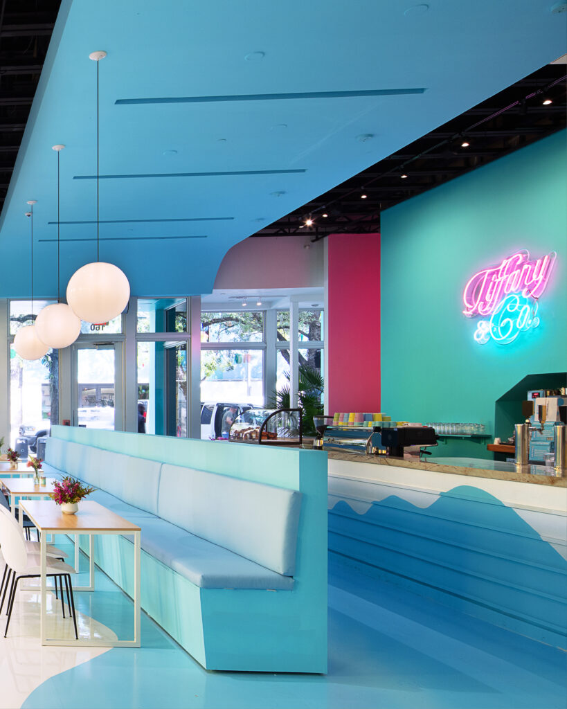 Para celebrar la apertura, Tiffany & Co. invitó a levantar una copa durante la Semana del Arte. La noche fue vibrante cuando las estrellas llegaron al lugar. Además encargó a los artistas Kai & Sunny que transformaran la locación de dos niveles. Utilizando una paleta colorida de líneas fluidas y dinámicas que visualizan una obra de arte a gran escala adecuada para Art Basel.