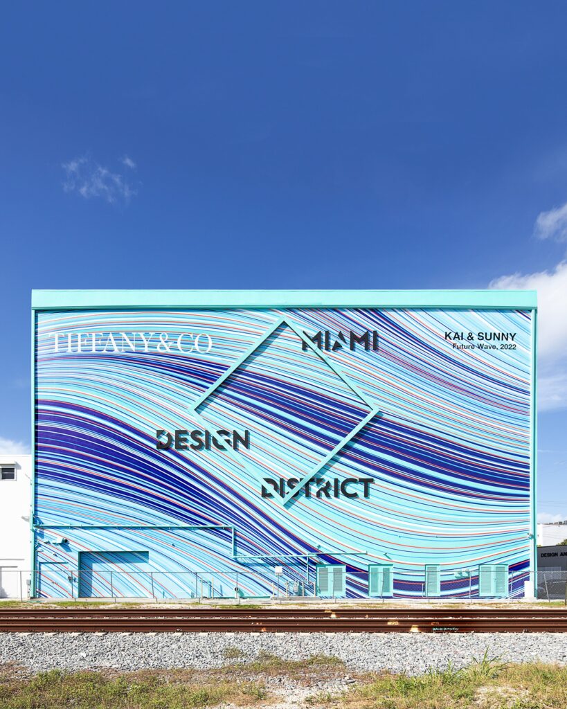 Para celebrar la apertura, Tiffany & Co. invitó a levantar una copa durante la Semana del Arte. La noche fue vibrante cuando las estrellas llegaron al lugar. Además encargó a los artistas Kai & Sunny que transformaran la locación de dos niveles. Utilizando una paleta colorida de líneas fluidas y dinámicas que visualizan una obra de arte a gran escala adecuada para Art Basel.