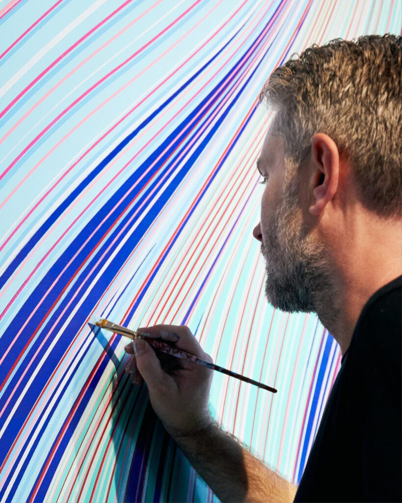 Para celebrar la apertura, Tiffany & Co. invitó a levantar una copa durante la Semana del Arte. La noche fue vibrante cuando las estrellas llegaron al lugar. Además encargó a los artistas Kai & Sunny que transformaran la locación de dos niveles. Utilizando una paleta colorida de líneas fluidas y dinámicas que visualizan una obra de arte a gran escala adecuada para Art Basel.