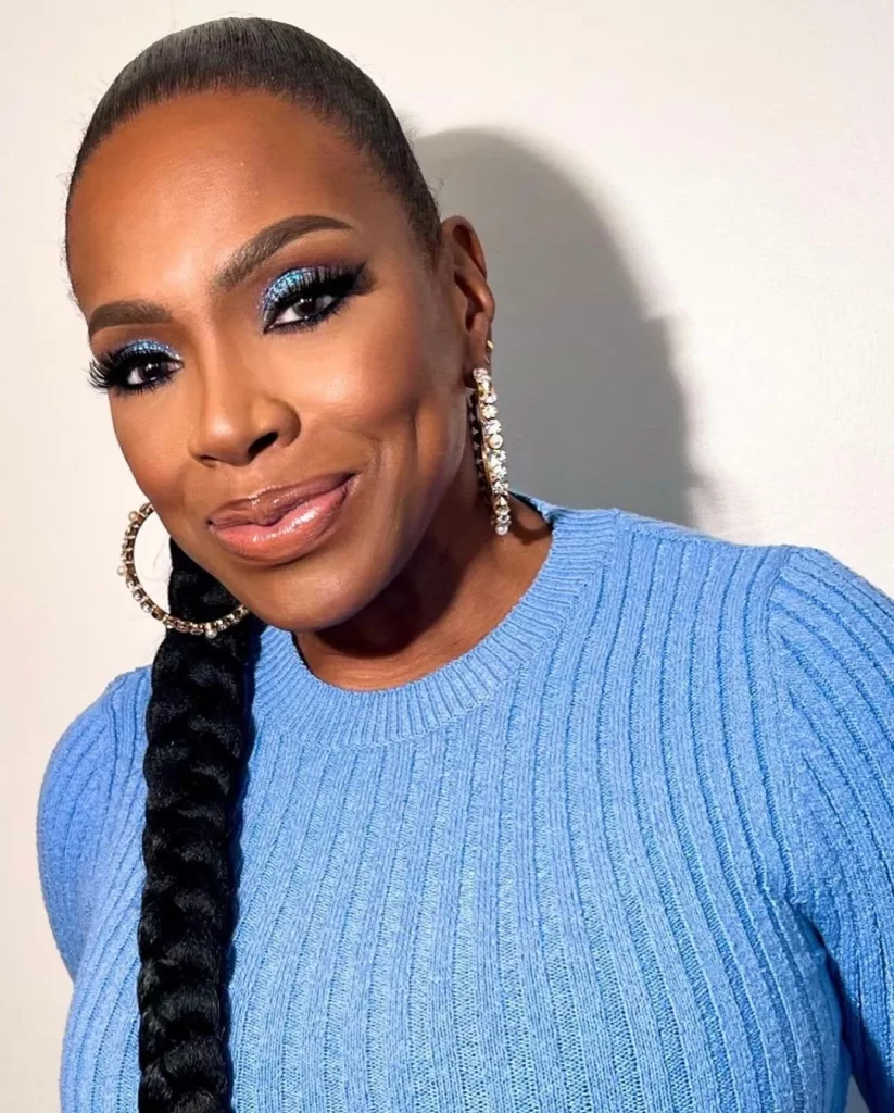 Inspírate en el cielo nocturno de invierno con párpados azules estrellados. 