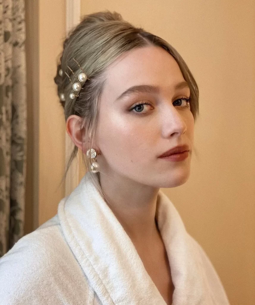 Vacaciones o no, realmente no puedes equivocarte con una sutil sombra marrón , lápiz labial rosa y mucho iluminador . Las horquillas de perlas y un recogido lo llevan al siguiente nivel.