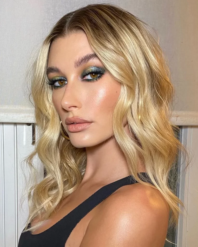 El invierno es el momento perfecto para sumergirse en tonos más ricos como la esmeralda, el zafiro y la amatista. Mantén todo lo demás neutral para que tus ojos realmente se destaquen. 