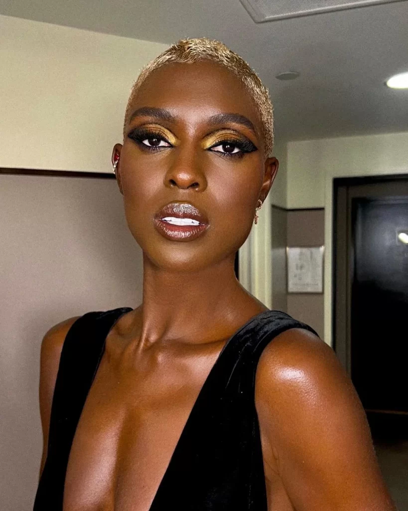 Un pliegue de corte gráfico combinado con una sombra dorada brillante.