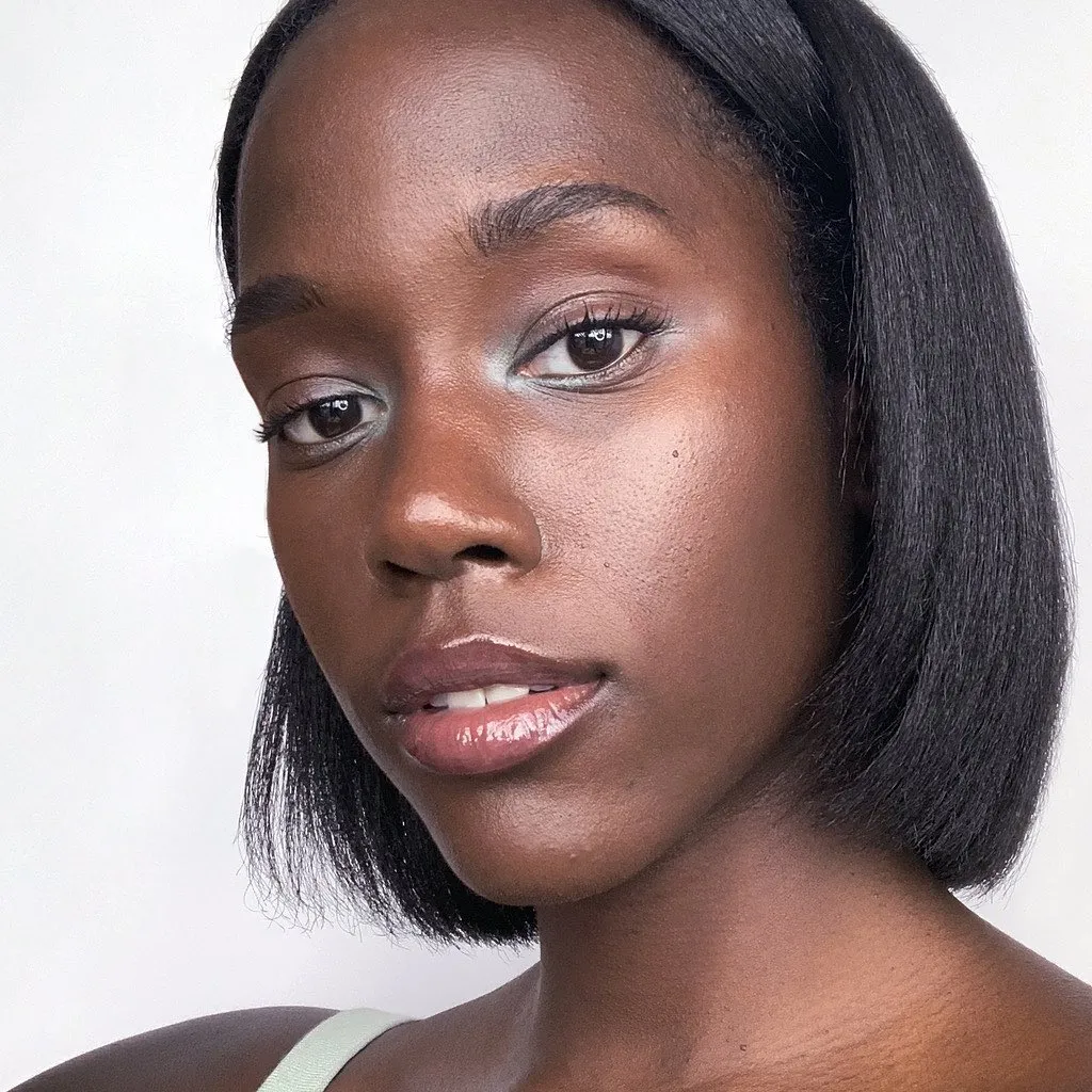 Inspírate con la nieve que cae con un toque sutil de azul bebé. Tome un lápiz y delinee la esquina interior, luego difumine con el dedo. Para una vibra etérea como esta, haz lo mismo en la esquina exterior, sin conectar el centro.