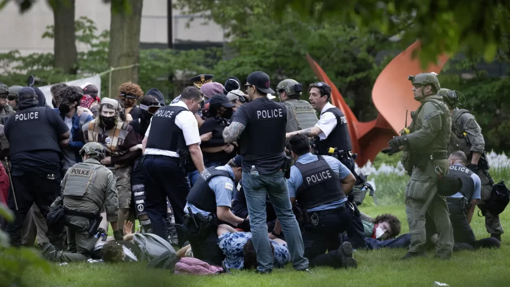 La policía detiene a manifestantes en el campus del Instituto de Arte de Chicago el sábado. Foto: Scott Olson/Getty Images