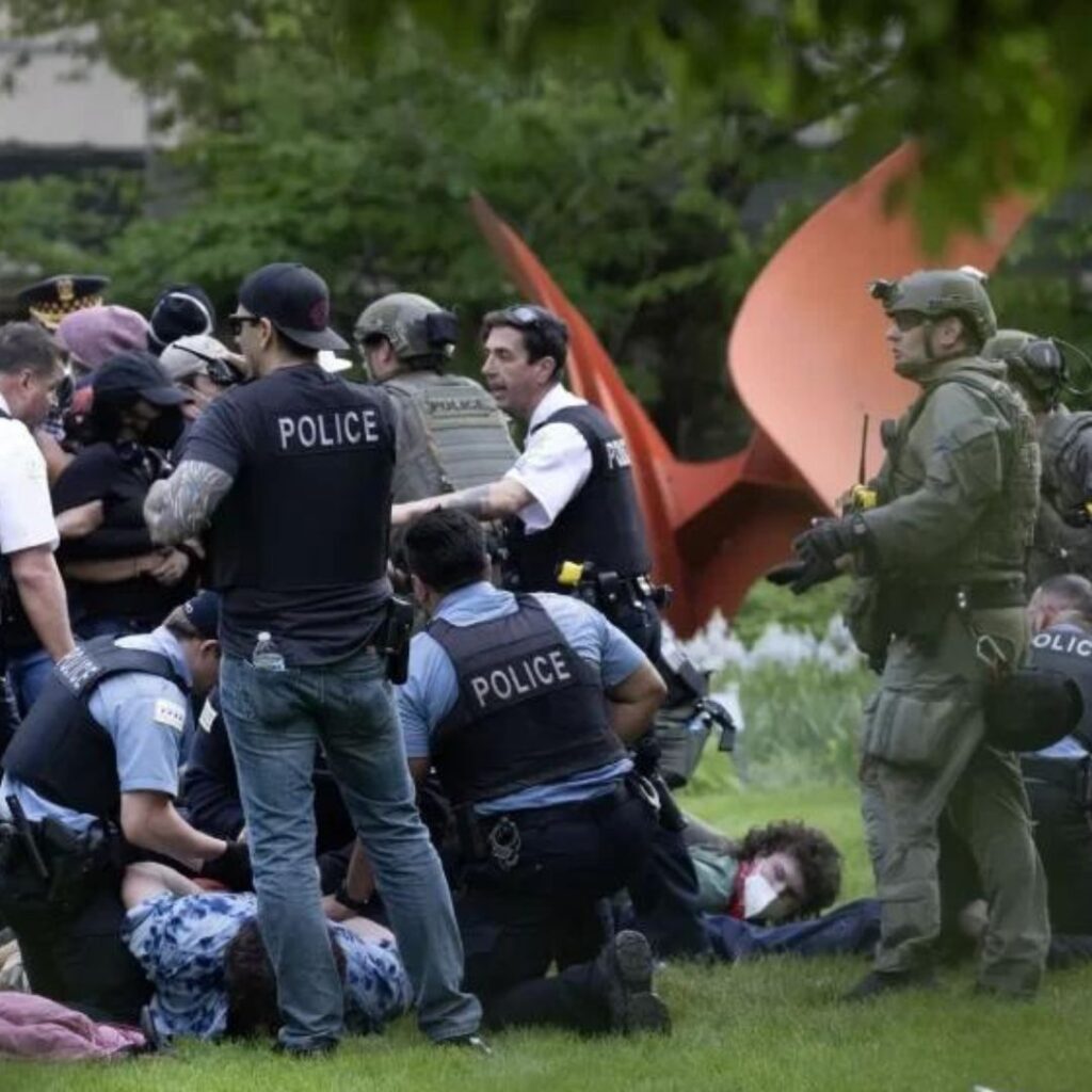 Arrestos a manifestantes contra la guerra de Gaza que se manifestaban cerca de la Met Gala 1