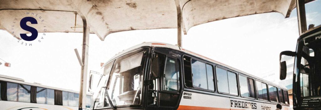 Autobuses en deterioro con mucha antigüedad en una estación de bus