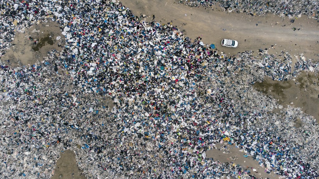 Esta fotografía de archivo tomada el 23 de septiembre de 2021 muestra una vista aérea de ropa usada desechada en el desierto de Atacama, en Alto Hospicio, Iquique, Chile.