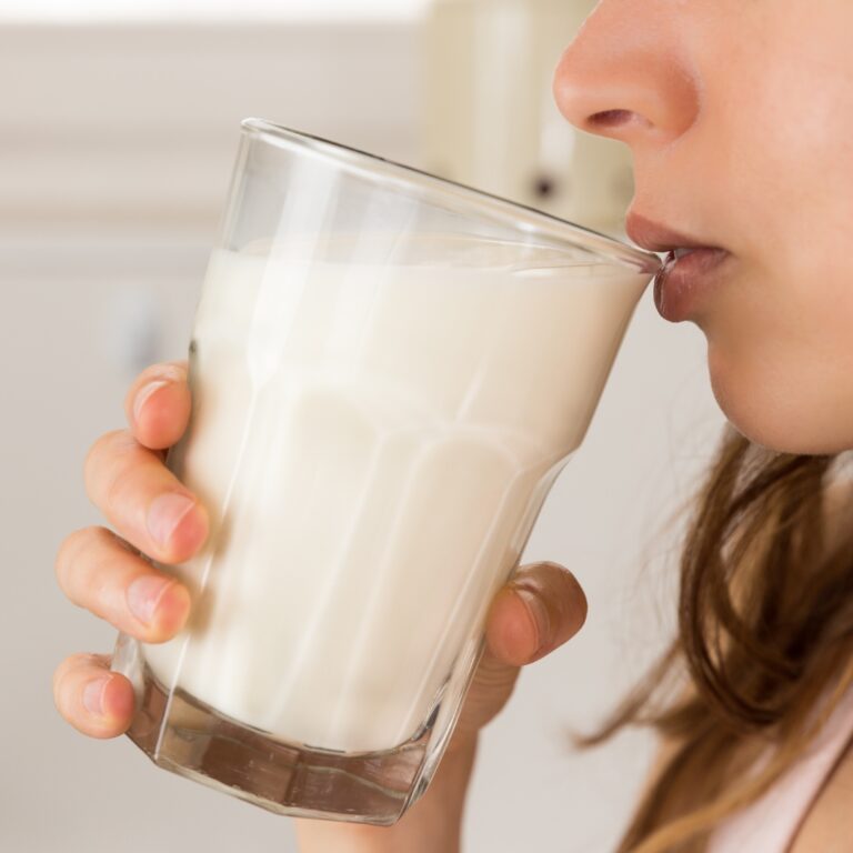 ¿Deberian los adultos beber leche Beneficios desventajas y alternativas