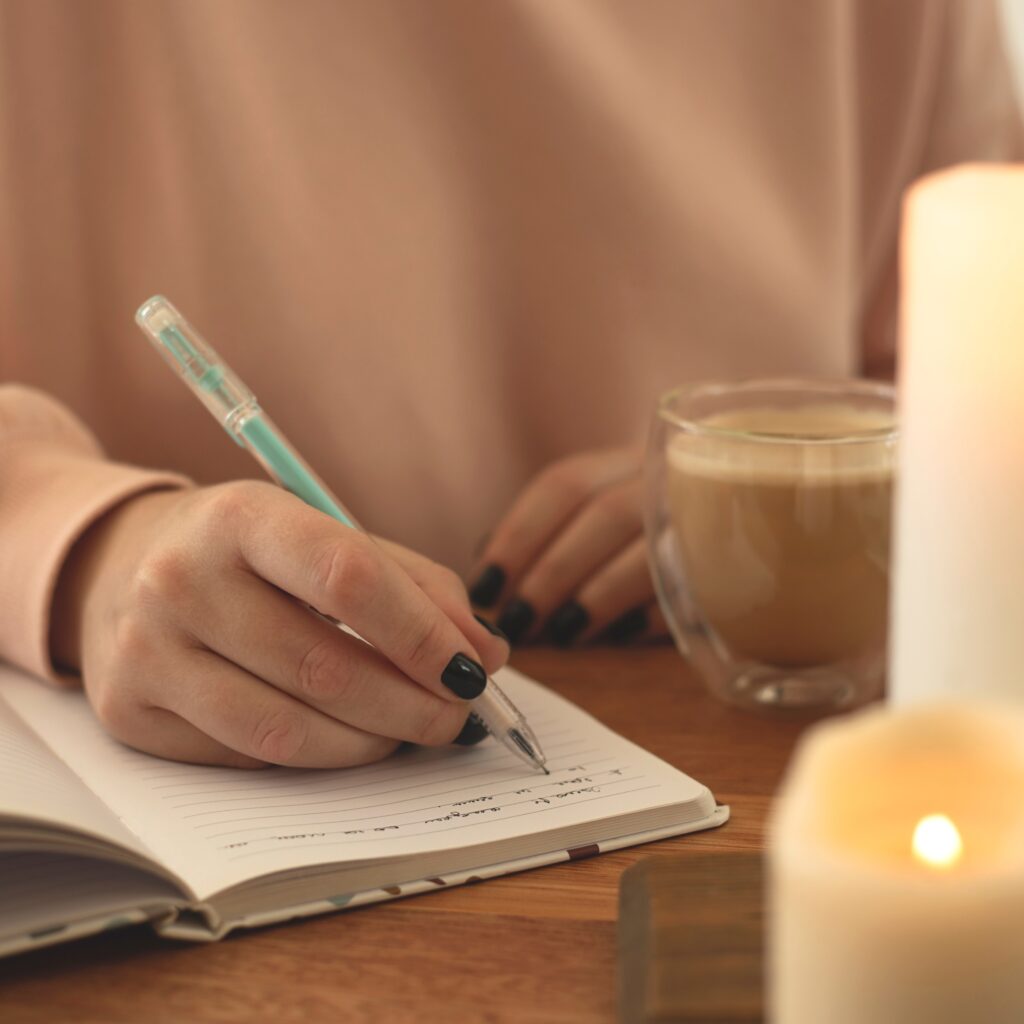 Beneficios del Journaling para la Salud Mental Un Camino hacia el Bienestar Emocional Beneficios del Journaling diario Realizando journaling y una manera de meditar para trabajarse como persona