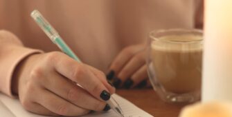 Beneficios del Journaling para la Salud Mental Un Camino hacia el Bienestar Emocional Beneficios del Journaling diario Realizando journaling y una manera de meditar para trabajarse como persona