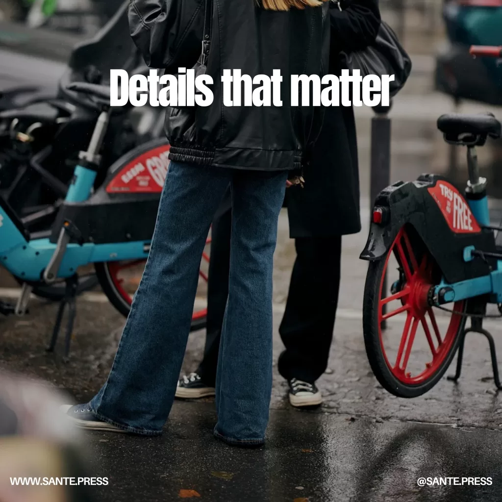 Two individuals beside a bike, showcasing the phrase "betales que importan," embodying a stylish, casual vibe.