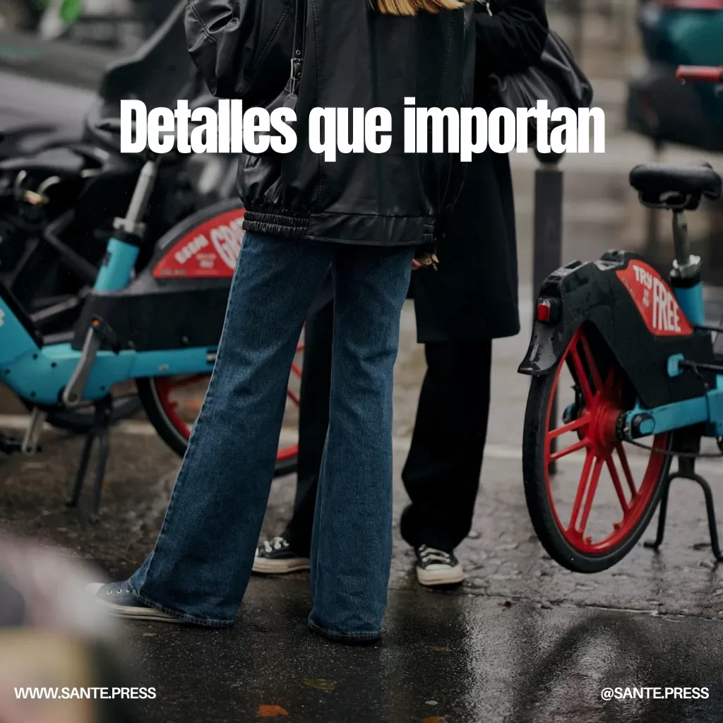 Dos personas junto a una bicicleta con el mensaje "betales que importan", luciendo estilos de jeans baggy modernos y únicos.