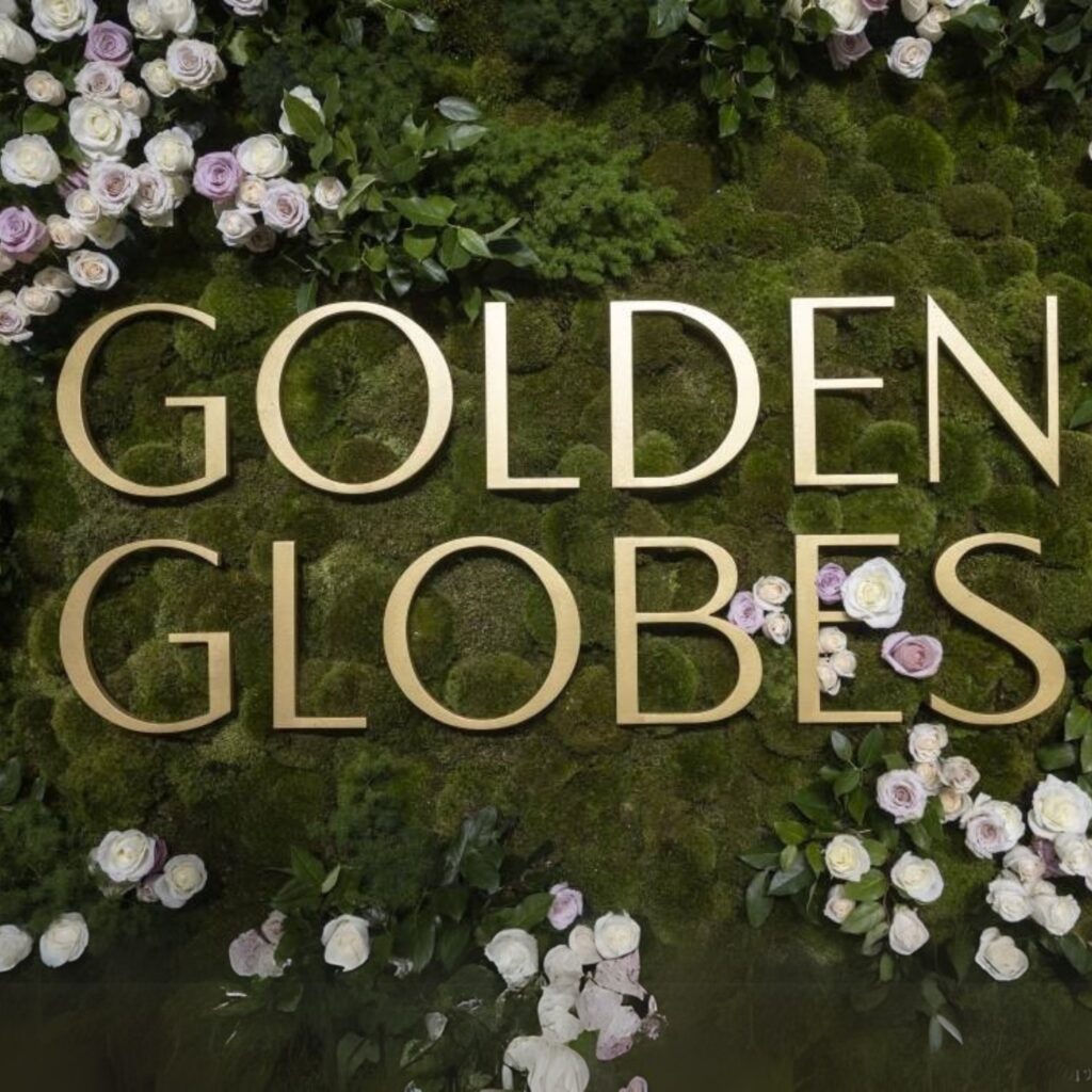 Atmosfera de los Globos de Oro 2025 Atmosfera para la recepción de los invitados Pared de flore y musgo que aportó atmosfera y dio la bienvenida