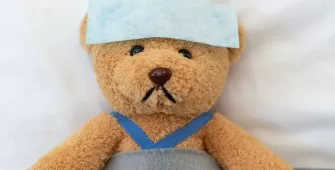 Oso de peluche con banda fría en la frente