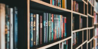 Librería con estanterías llenas de libros organizados, resaltando una atmósfera intelectual y de descubrimiento literario. Recomendaciones literarias de McKinsey. Bookshelf filled with organized books, highlighting an intellectual atmosphere and literary discovery. McKinsey Literary Recommendations.
