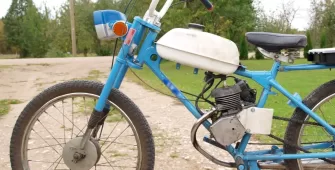 Bicimoto retro de color celeste con manivela blanca