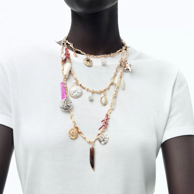 Collares multicharm la tendencia primavera que no te puedes perder