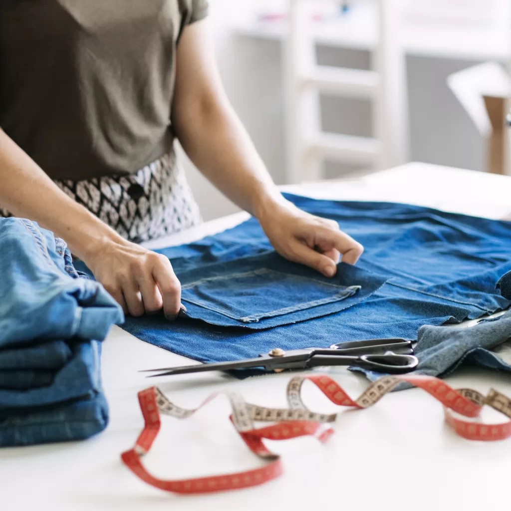 Reparar ropa como alternativa sostenible_ un año sin compras