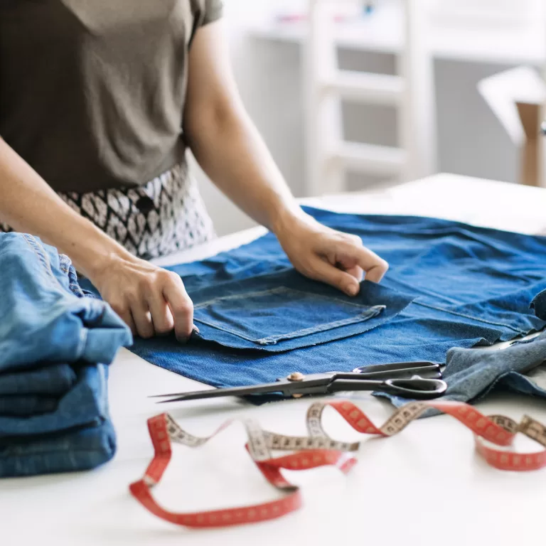 Reparar ropa como alternativa sostenible un ano sin compras