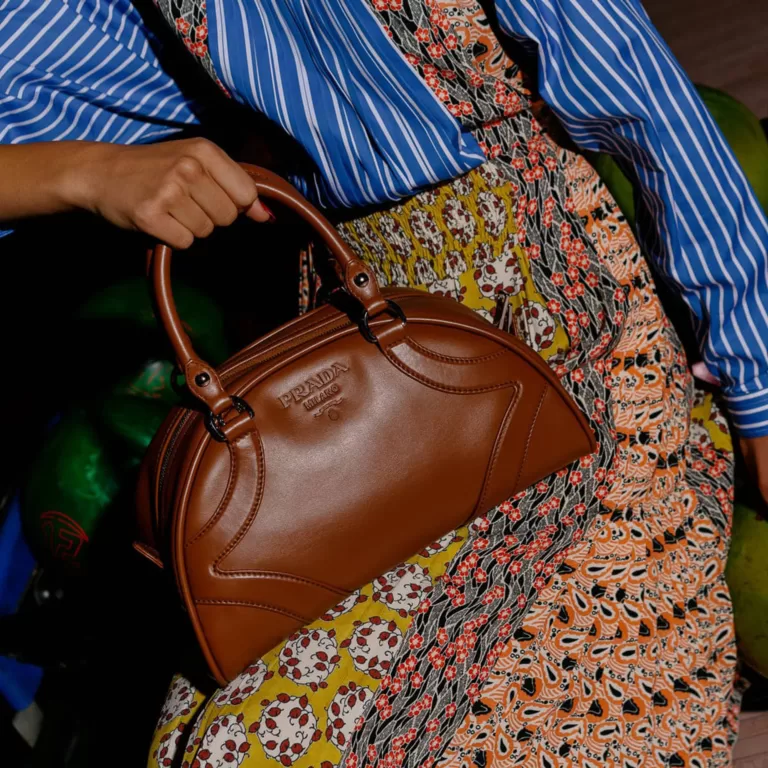 Bolsos tipo bowling el regreso Y2K que conquista el IC