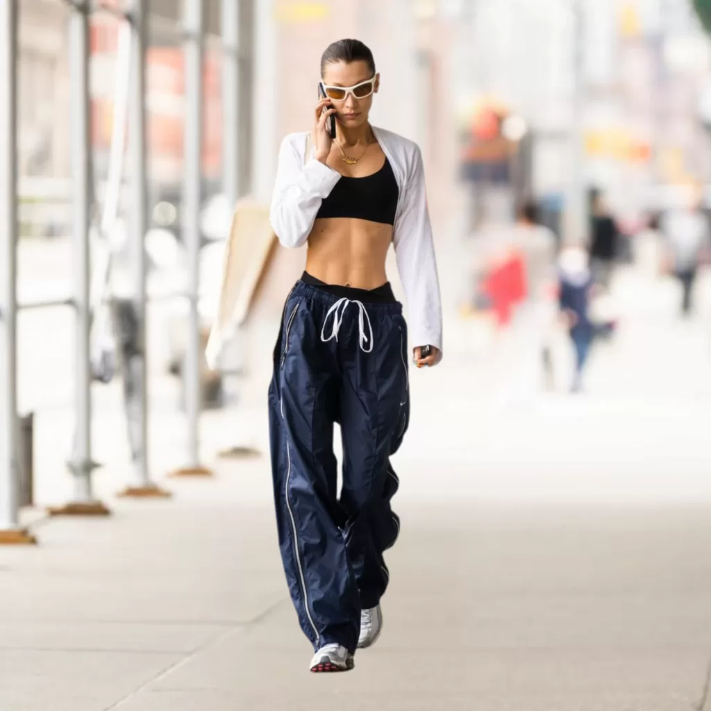 Pantalones parachute con sandalias y tenis cómo llevarlos IC