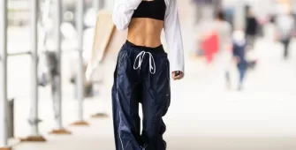 Pantalones parachute con sandalias y tenis cómo llevarlos IC