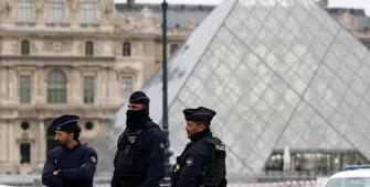 Robo de las joyas del Louvre Arrestados dos sospechosos del audaz golpe IC