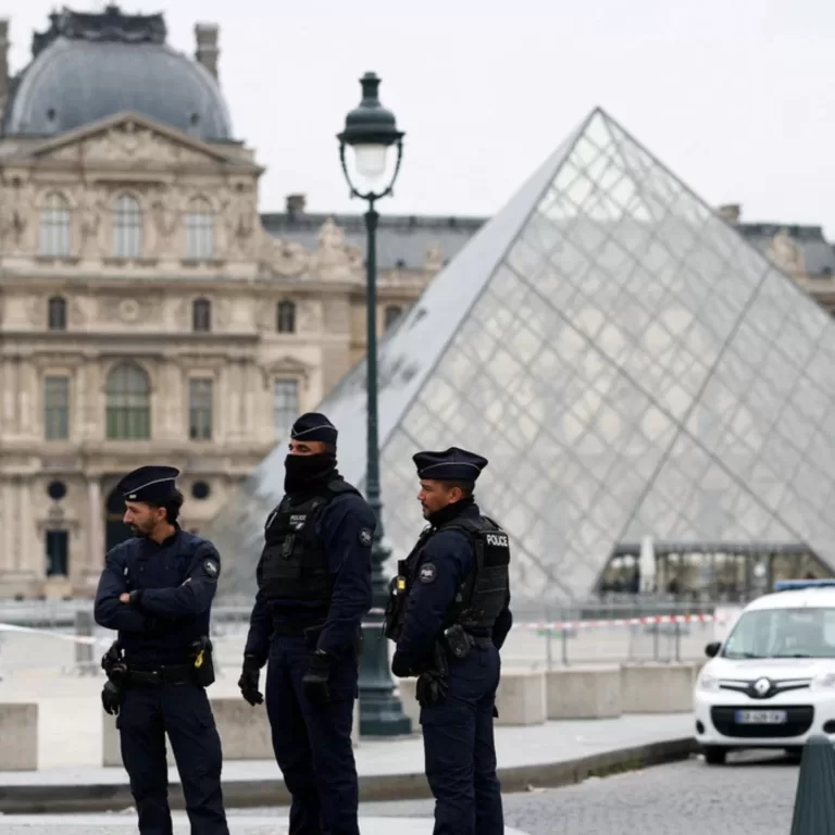 Robo de las joyas del Louvre Arrestados dos sospechosos del audaz golpe IC