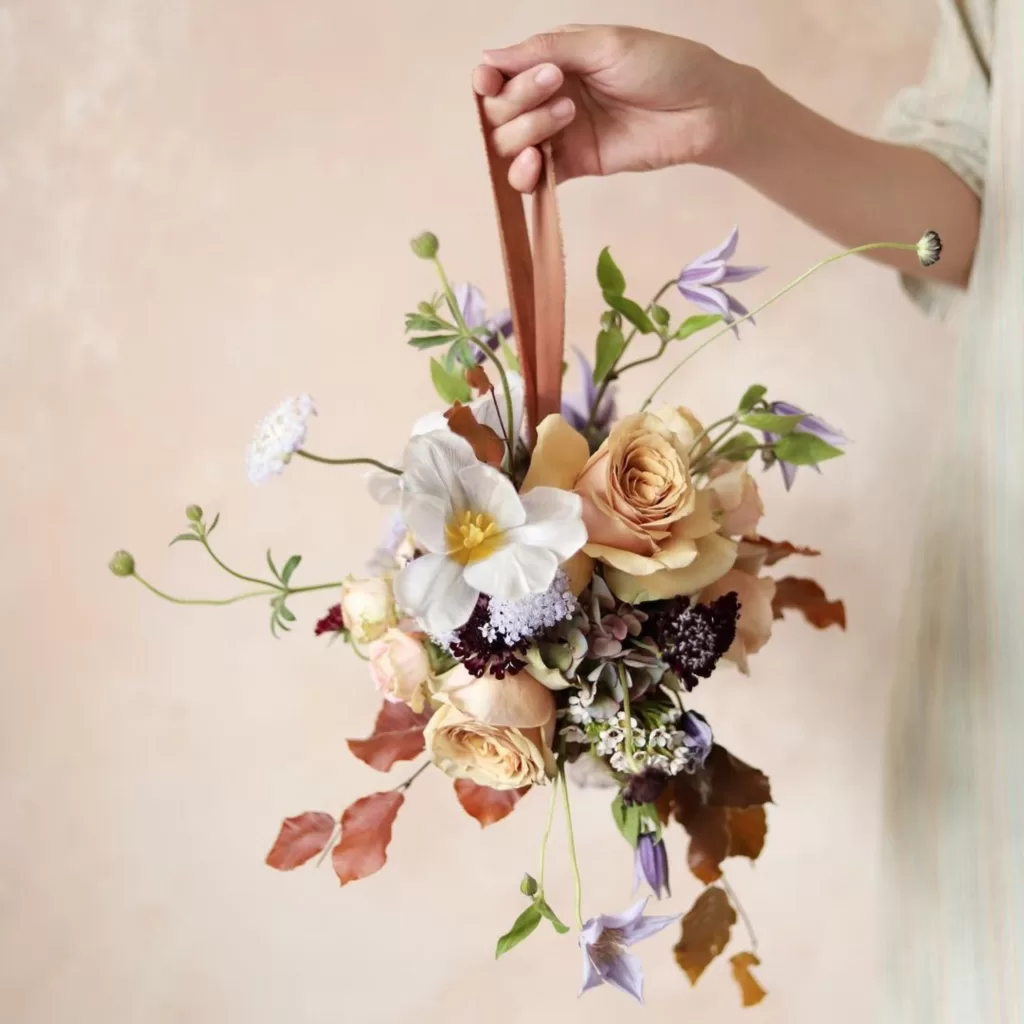 Bolsos florales de novia el gesto que libera la tradición IC