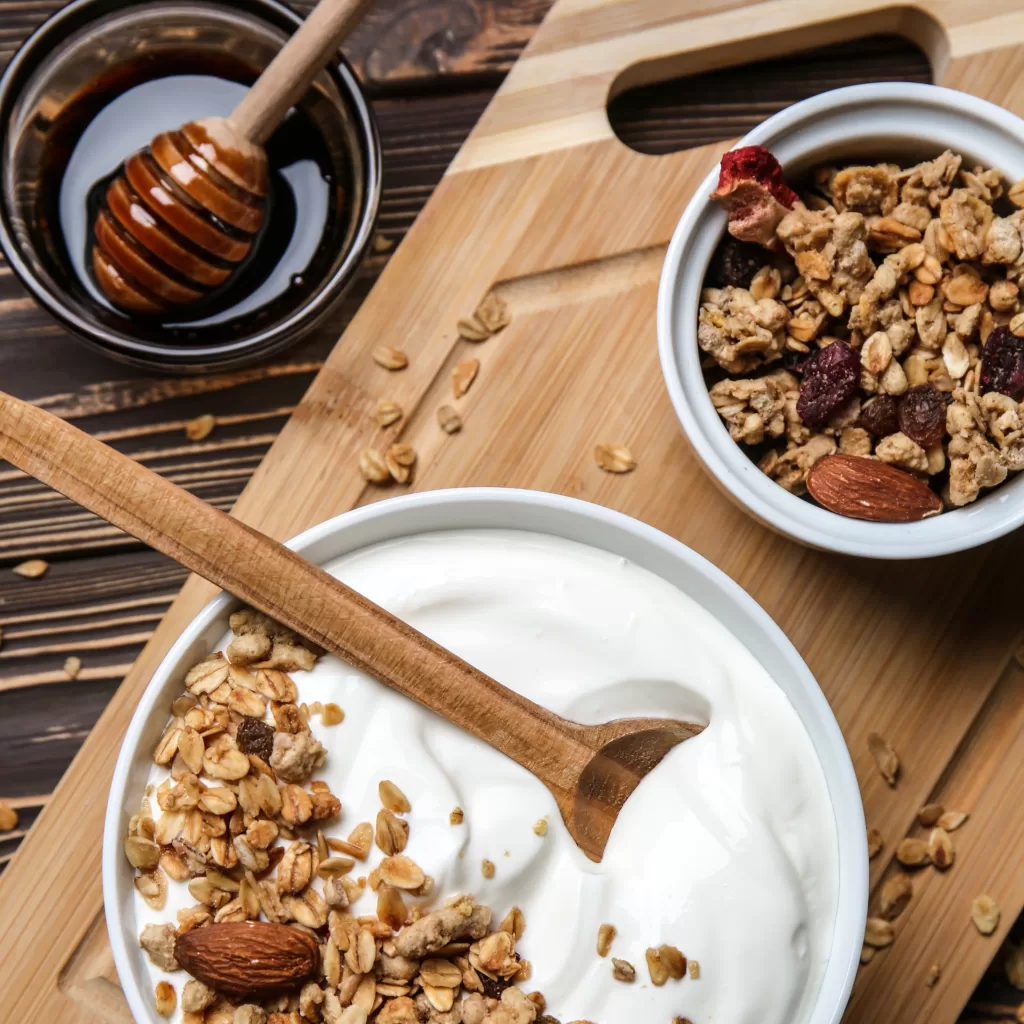 Desayuno con yogur griego y granola: energía que perdura IC