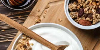 Desayuno con yogur griego y granola: energía que perdura IC