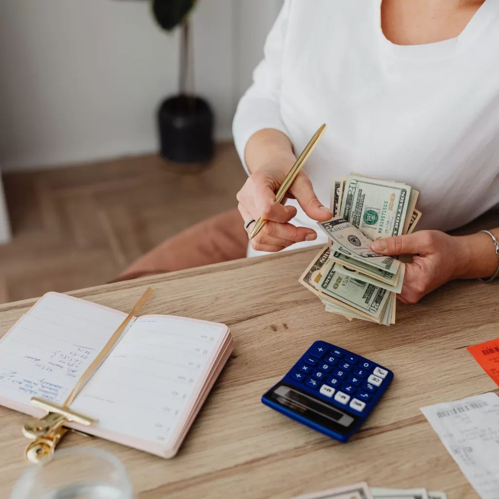 coste-economico-silencio-femenino-dinero IC