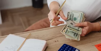 coste-economico-silencio-femenino-dinero IC