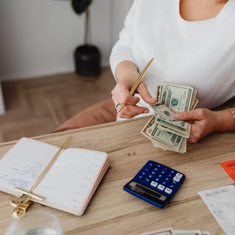 El coste economico del silencio femenino como no hablar de dinero perpetua la desigualdad IC