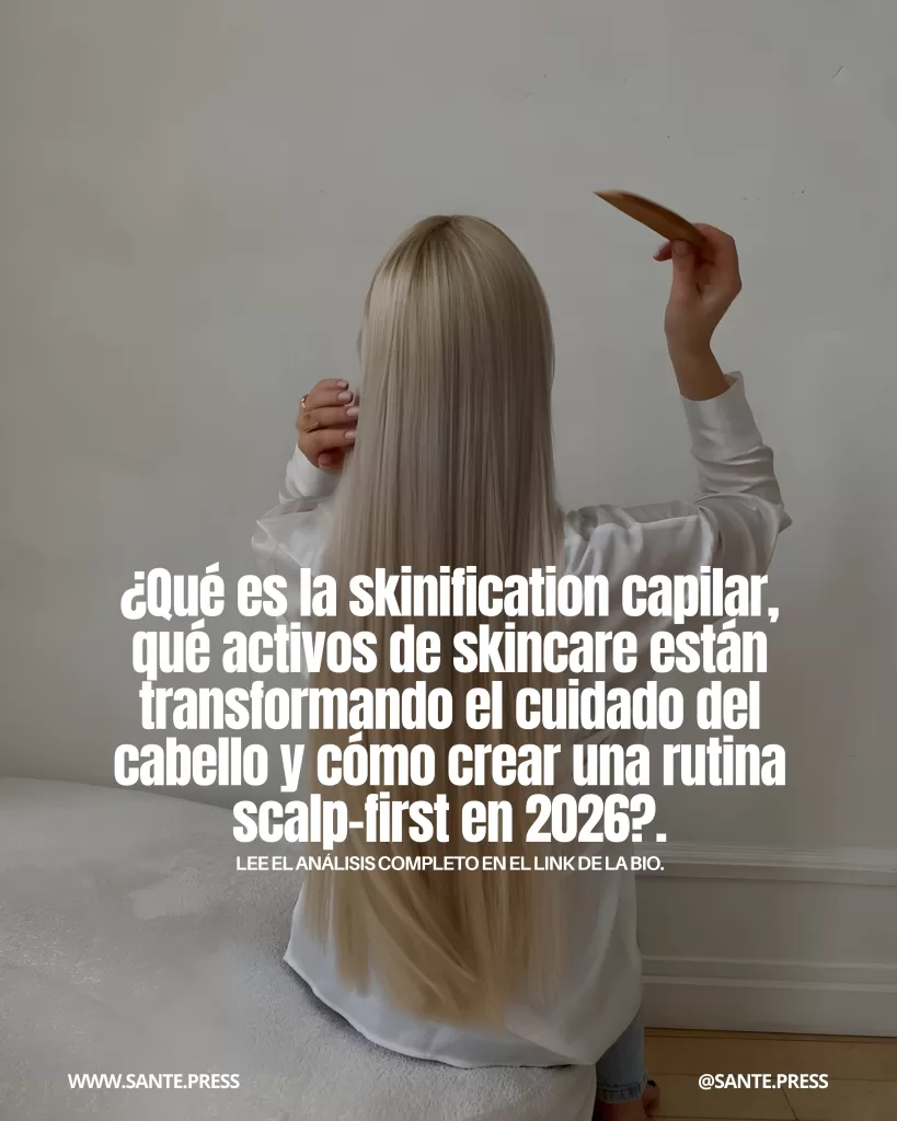 Mujer con cabello rubio largo y liso vista desde atrás sosteniendo un peine, mostrando longitud, suavidad y uniformidad del color, concepto de rutina scalp-first y transformación capilar 2026.