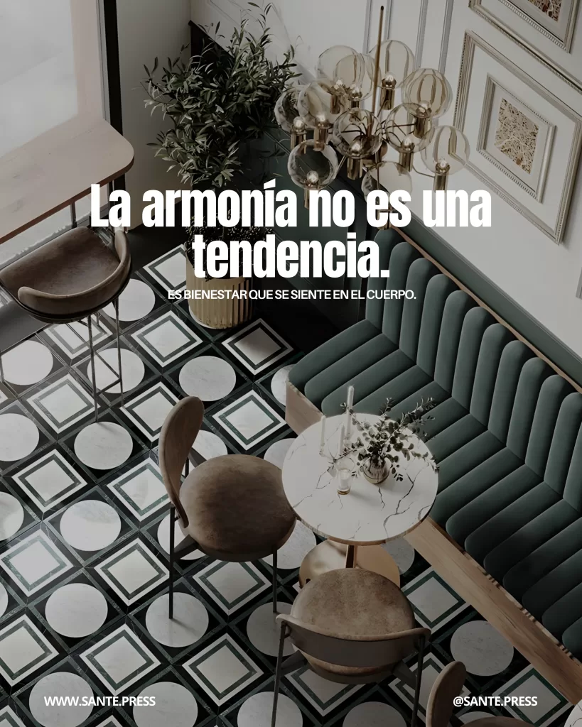 Espacio elegante con banca verde acanalada, mesa redonda de mármol, sillas tapizadas y piso geométrico en blanco y negro. Texto: “La armonía no es una tendencia. Es bienestar que se siente en el cuerpo”.