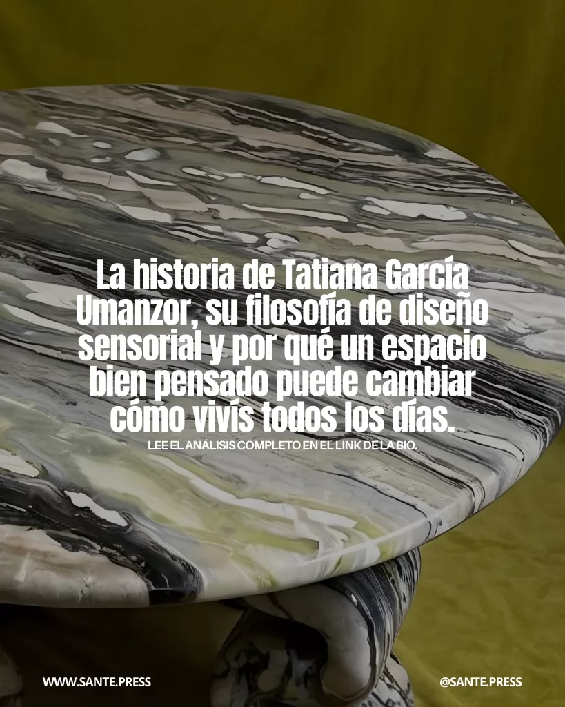 Detalle de mesa de piedra con vetas orgánicas en tonos verdes, blancos y negros sobre fondo amarillo suave. Texto: “La historia de Tatiana García Umanzor y su filosofía de diseño sensorial”.