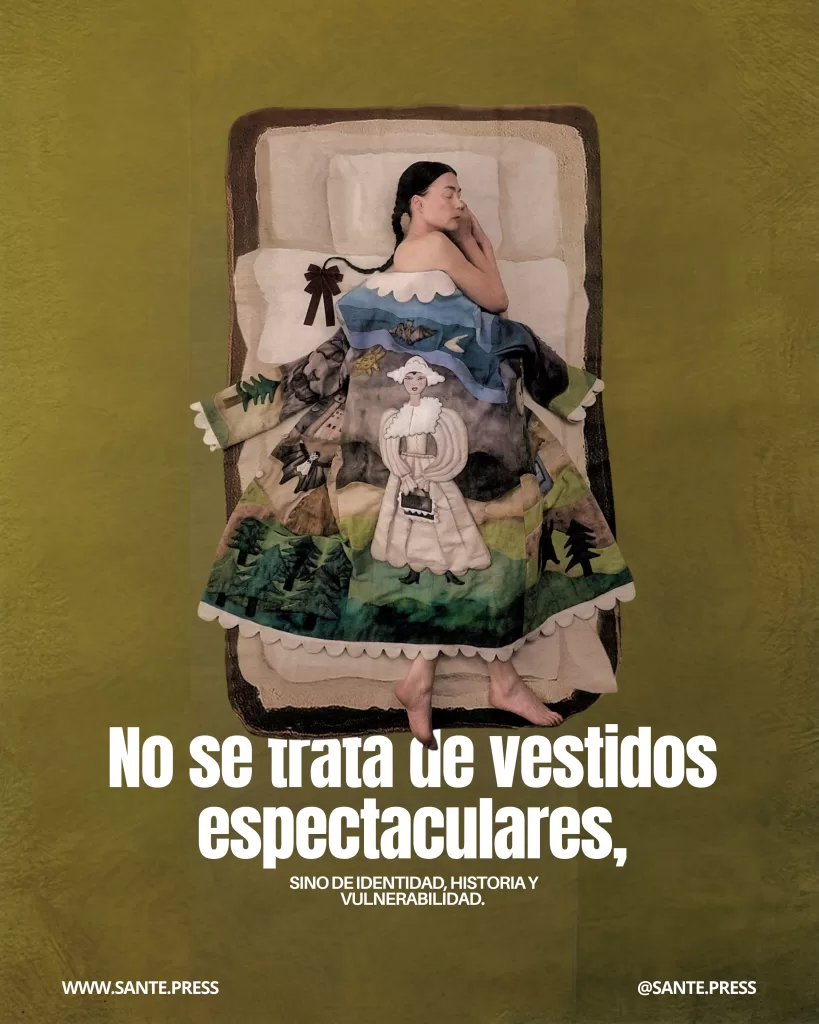 Mujer acostada en una cama cubierta por una manta ilustrada con escenas narrativas y figuras, fusionando arte textil e intimidad corporal. Texto: “No se trata de vestidos espectaculares, sino de identidad, historia y vulnerabilidad”.