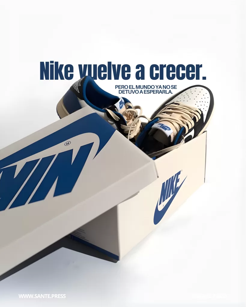 Caja abierta de zapatillas Nike blancas y azules con el logotipo visible sobre fondo minimalista. Texto: “Nike vuelve a crecer, pero el mundo ya no se detuvo a esperarla”.