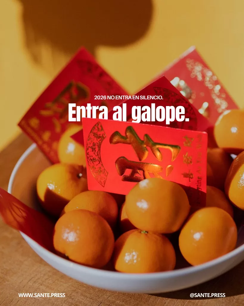 Cuenco con mandarinas y sobres rojos tradicionales del Año Nuevo Chino. ritual-caballo-de-fuego