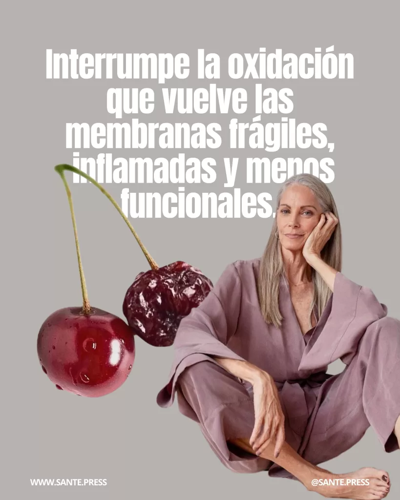 Mujer madura sentada junto a cerezas