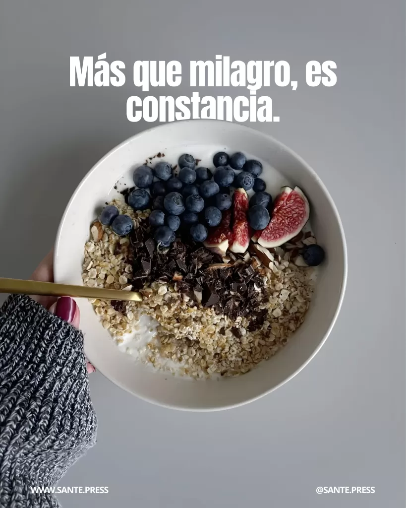Bowl con yogur o kéfir acompañado de avena, arándanos, higos y chocolate rallado. Texto: “Más que milagro, es constancia.”
