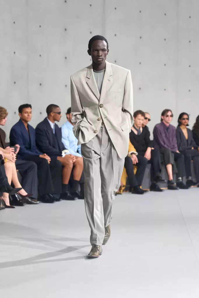 6a3c6f95d472037fcd8af432 SAINT LAURENT FASHION SHOW MENS SUMMER 27 RUNWAY 01 HR scaled