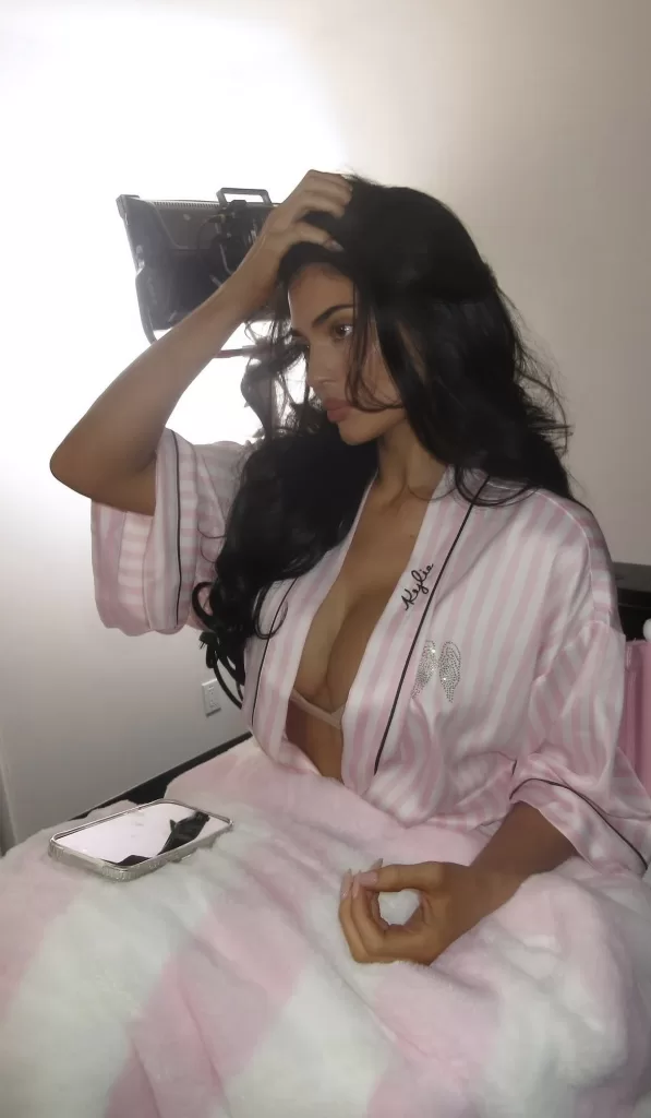 Kylie Jenner y el Fantasy Bra de 50 millones debut polemica y lecciones de estilo 03 1 scaled