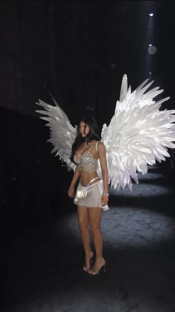 Kylie Jenner y el Fantasy Bra de 50 millones debut polemica y lecciones de estilo 04 scaled