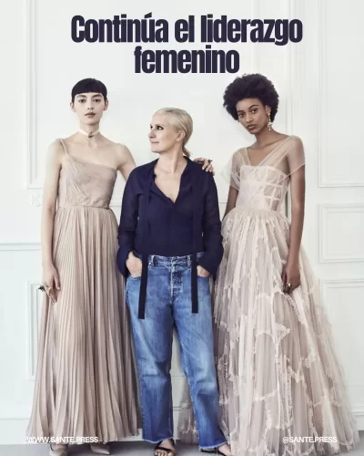 Anderson asume el rol masculino mientras Chiuri lidera la dirección creativa femenina, reflejando una clara división de roles.