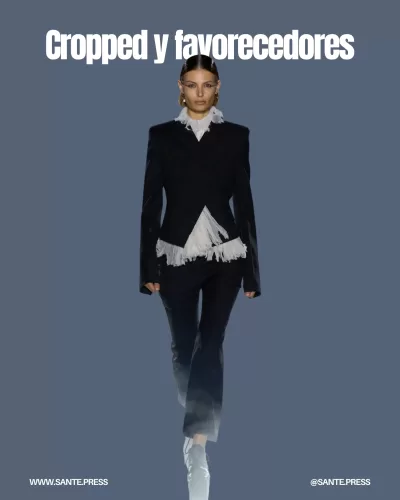 Pantalones acampanados tipo cropped de Alexander McQueen en colores neutros, ideales para estilizar la figura y combinar con elegancia.